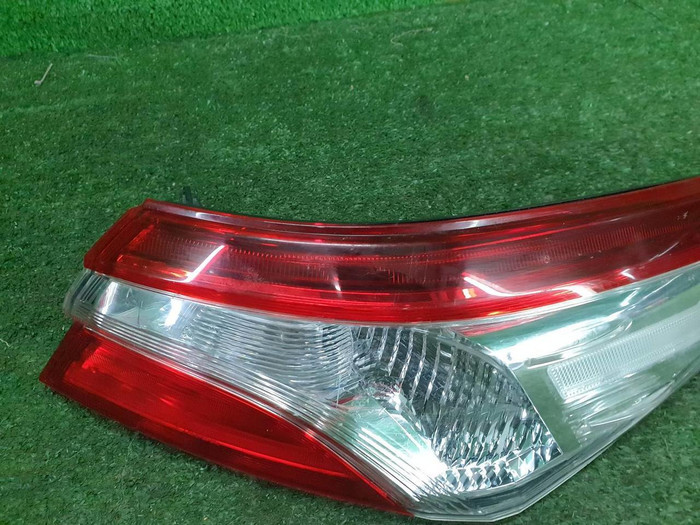 Фонарь правый внеш Toyota Camry xv70 17-нв галоген