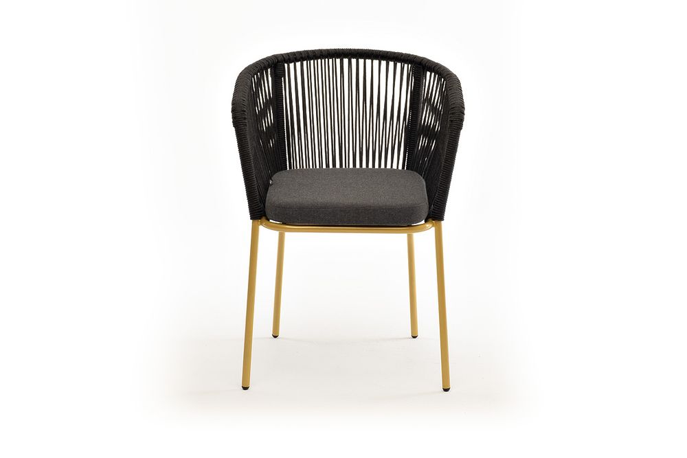 "Марсель" стул плетеный из роупа, каркас из стали золотой глянец, роуп темно-серый круглый, ткань серая