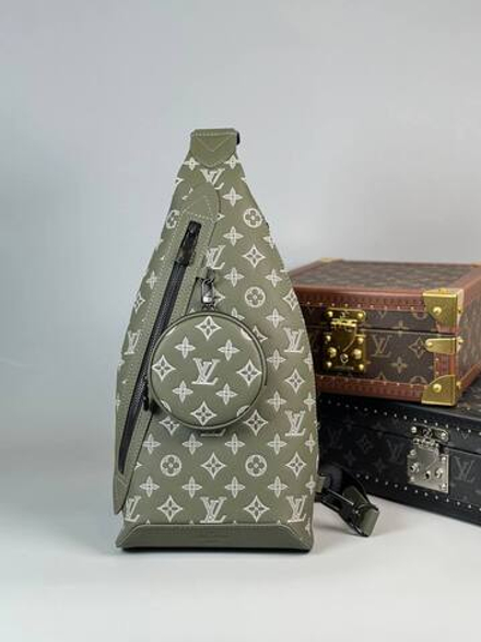Сумка-слинг Louis Vuitton