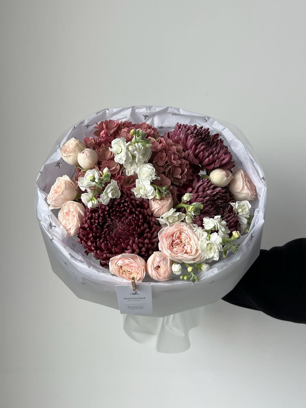 Букет из хризантемы бигуди, маттиолы, гортензии и кустовых пионовидных роз