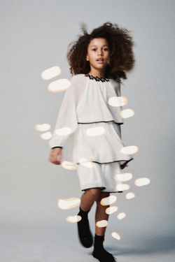 ZARA ЛЕГКОЕ ПЛАТЬЕ С ЦВЕТОЧНЫМ УКРАШЕНИЕМ, ЭКРЮ