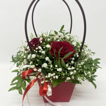 Розы с гипсофилой