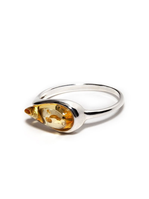 Кольцо с цельным янтарем желтого цвета. Длина янтаря 11 мм