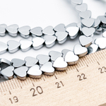 Гематит Сердце бусины (имитация), цвет серебристый, размер около 6 мм, цена за отрезок 19 см (1/2 нити)