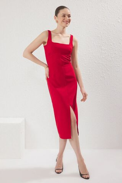 Красное однотонное облегающее платье-миди TWOSS25EL00619