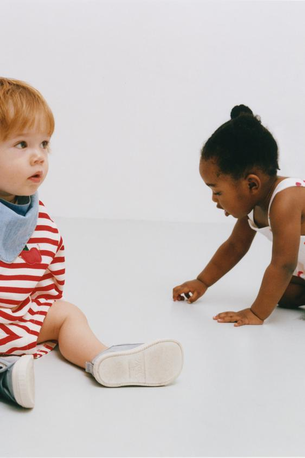 ZARA ШОРТЫ-БЕРМУДЫ В ПОЛОСКУ С АППЛИКАЦИЕЙ-ЯБЛОКОМ, БЕЛЫЙ/КРАСНЫЙ