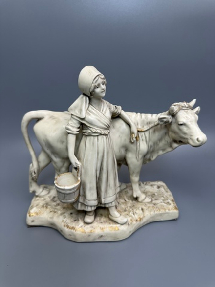 Скульптурная композиция "Девушка с коровой"