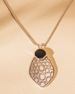 Колье ORI TAO, Tortuga, текстурированный металл, с перламутром, OT24.1-15-31643 (серебристый)