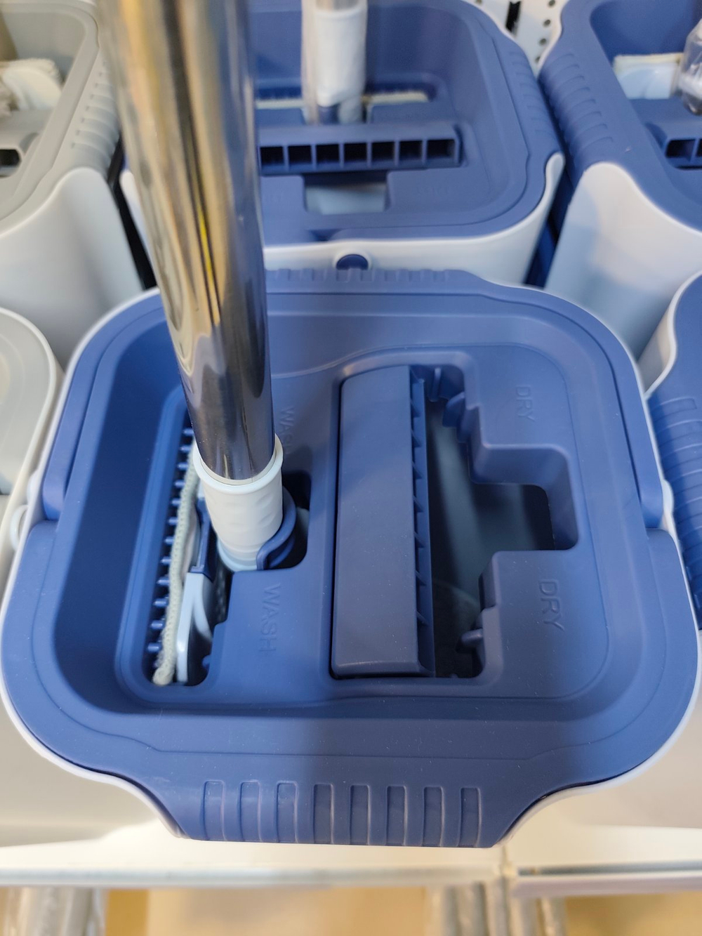 Набор для уборки (Швабра для мытья полов с телескопической ручкой, насадка из микрофибры, ведро с отжимом)