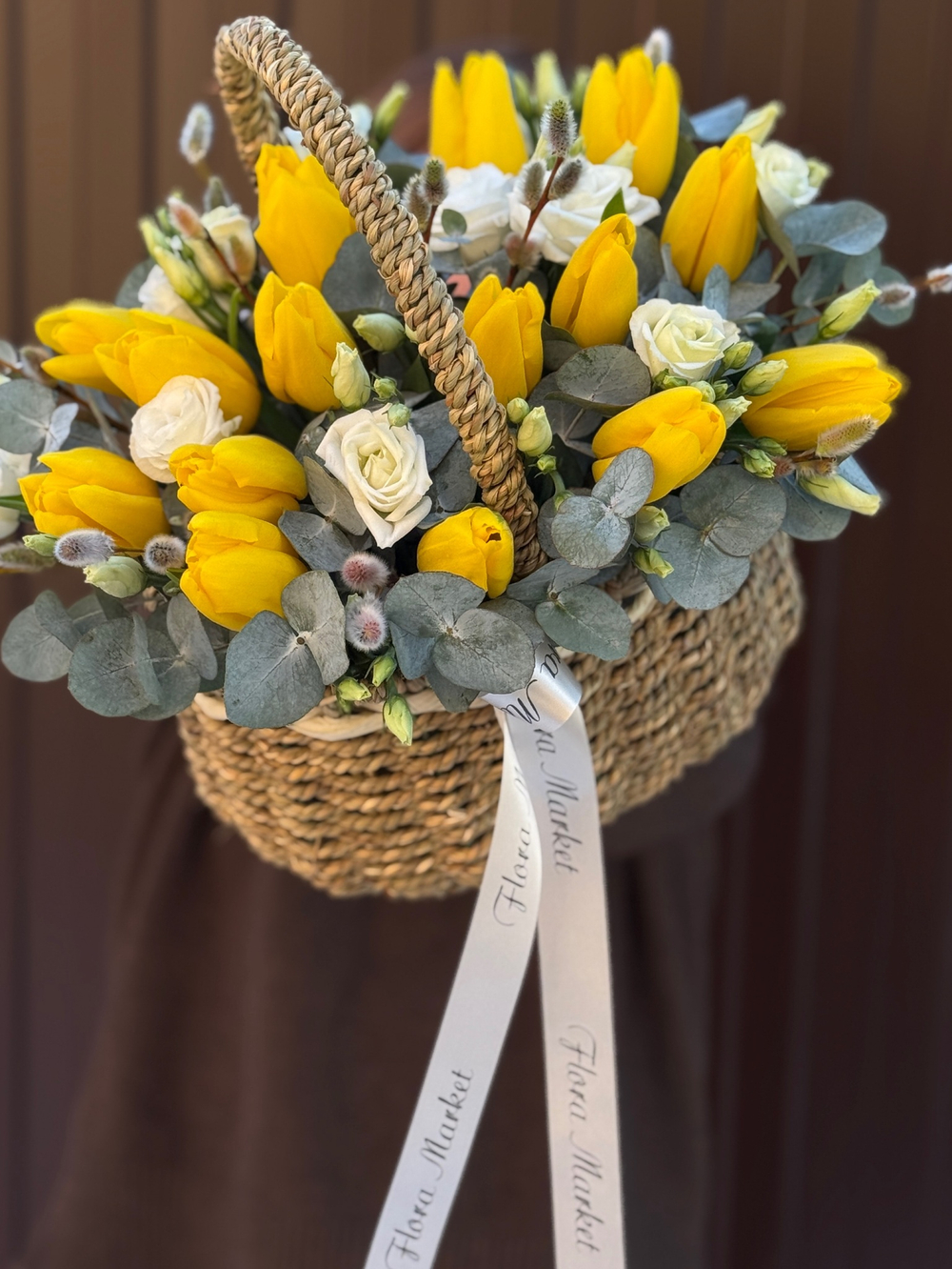 Весенняя корейская корзина из желтых тюльпанов, нежного лизиантуса и эвкалипта от Флора Маркет