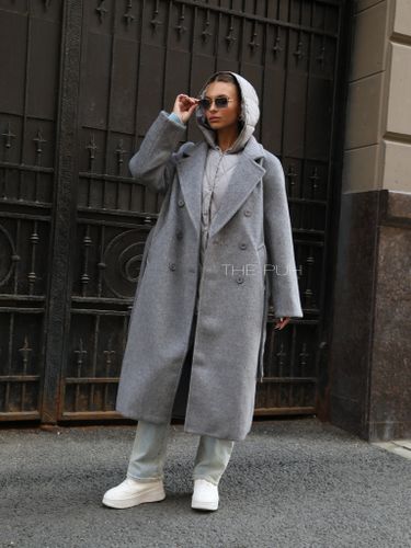 двубортное пальто с поясом и жилетом серого цвета