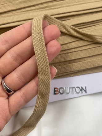 Шнур плоский бежевый метражом 12 мм