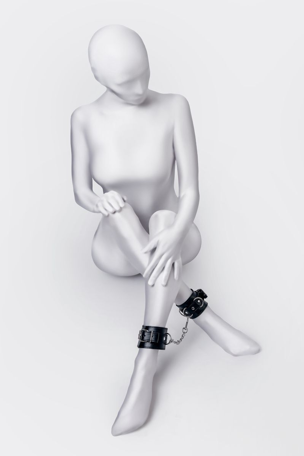 Черные оковы Anonymo из искусственной кожи (Цвет: черный)