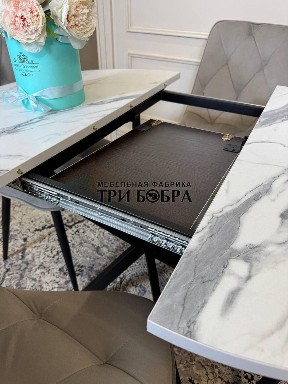 Круглый раздвижной стол "Лофт", белый мрамор и стулья "Ральф" серые