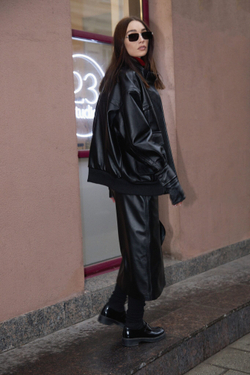 Бомбер кожаный черный