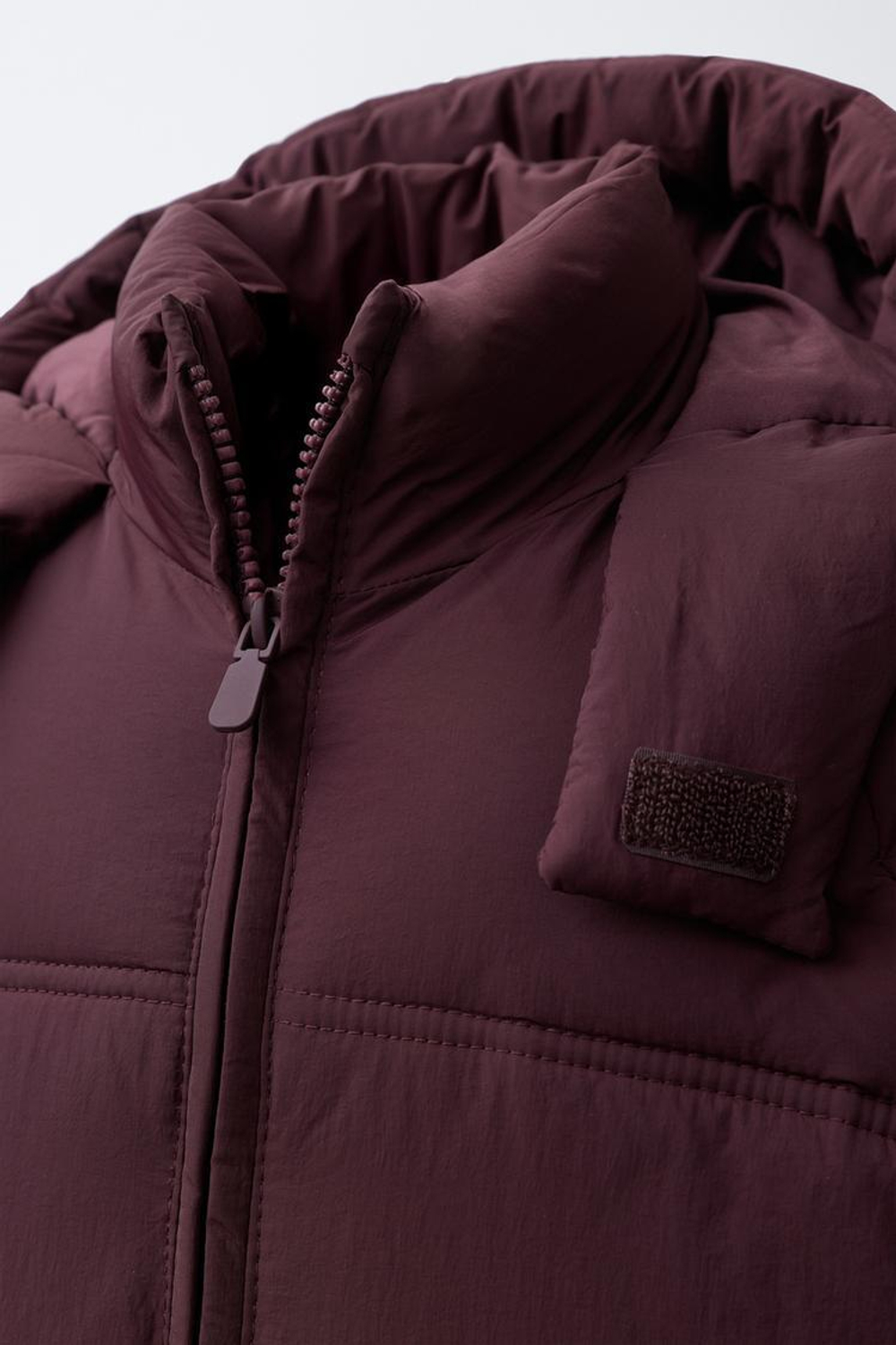 ZARA СТЕГАНАЯ КУРТКА С КАПЮШОНОМ WATER REPELLENT, БОРДОВЫЙ