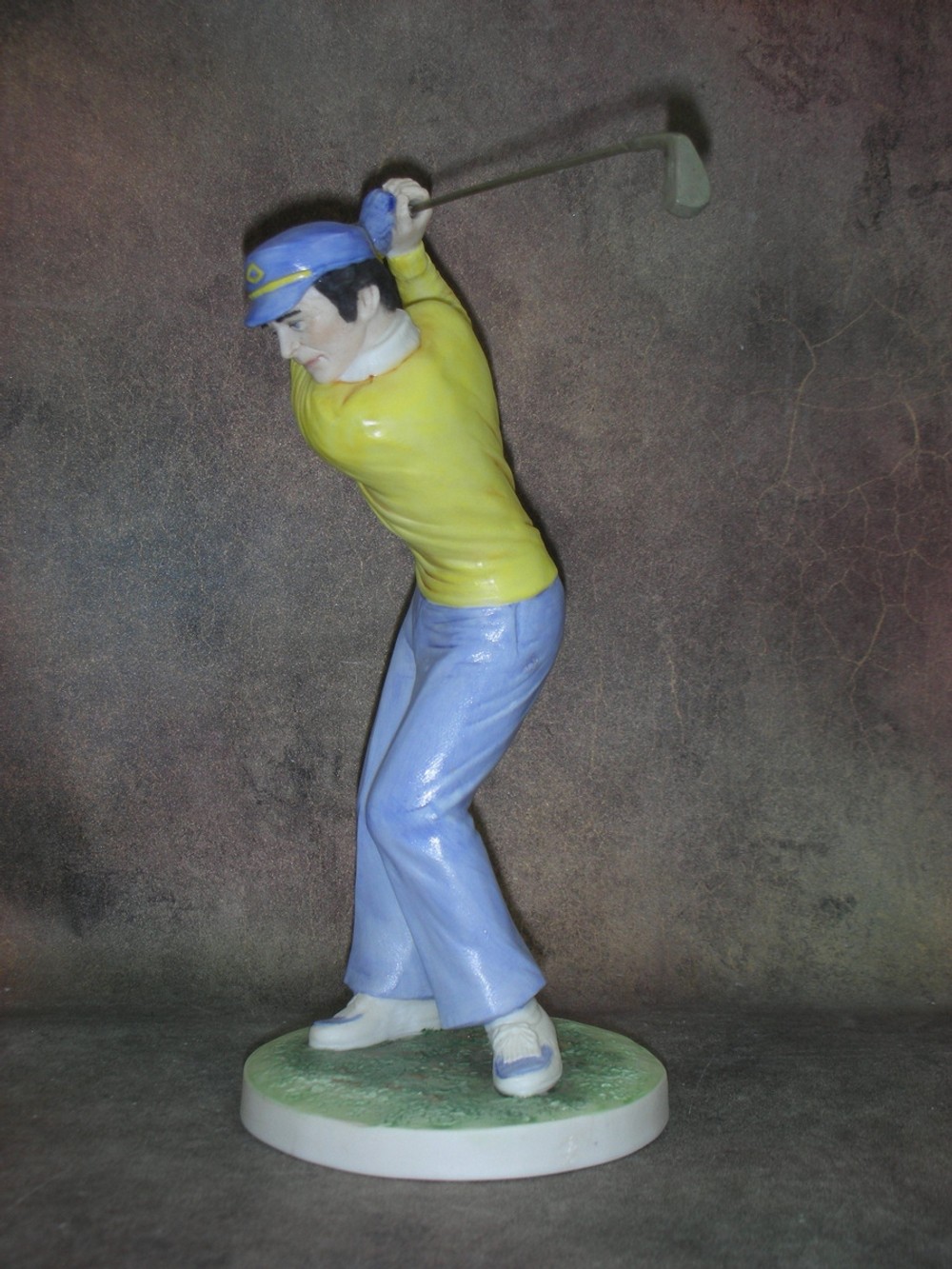 Статуэтка. Фарфор. Гольфист. Coalport. Англия