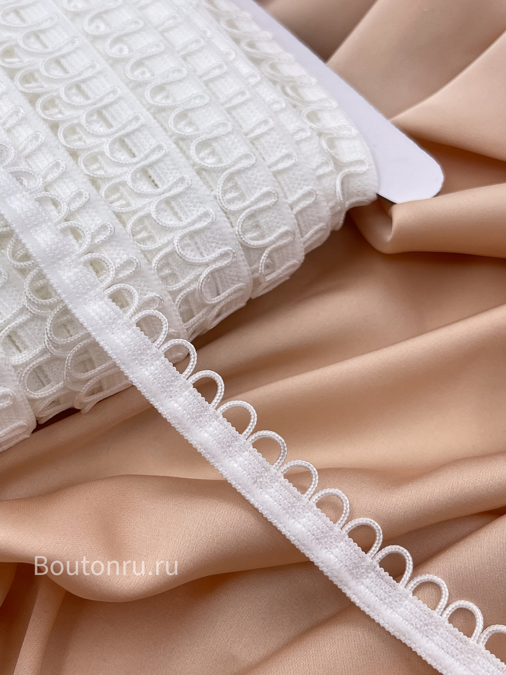 Резинка с неэластичными петлями белая 14 мм