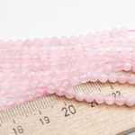 Розовый кварц граненый бусины (тонирован), размер около 4 мм, цена за нить 38 см
