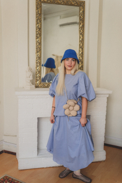 Блузка с рукавами-фонариками и капелькой на спине из батиста василькового цвета