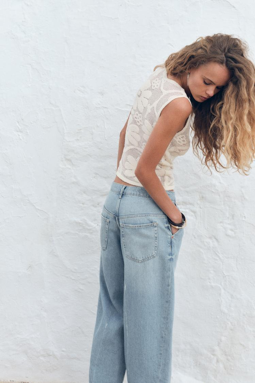 ZARA ТРИКОТАЖНЫЙ ТОП С РЕЛЬЕФНЫМ ЦВЕТОЧНЫМ УЗОРОМ, ЭКРЮ