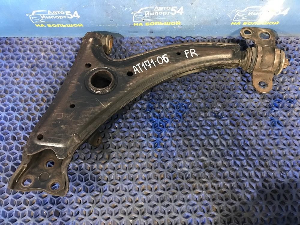 Рычаг передний правый TOYOTA CARINA 1990