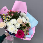 Букет из кустовых хризантем, танацетума и диантусов