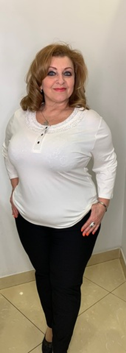 Трикотажный белый блузон с темным горошком