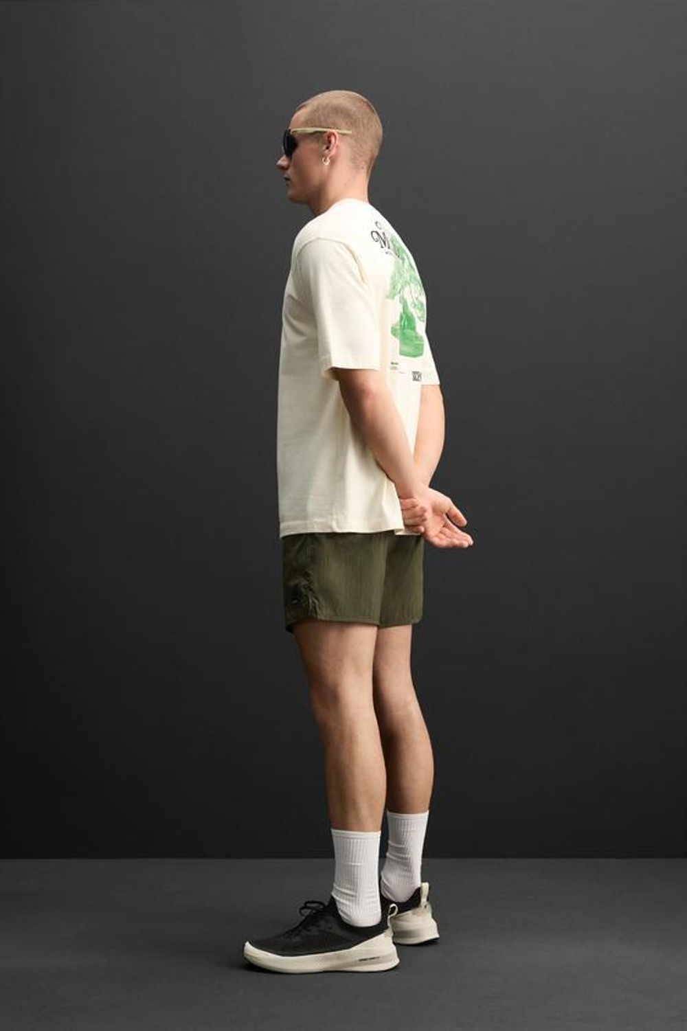 ZARA ФУТБОЛКА С КОНТРАСТНЫМ ПРИНТОМ, ЦВЕТ СЛИВОЧНОГО МАСЛА