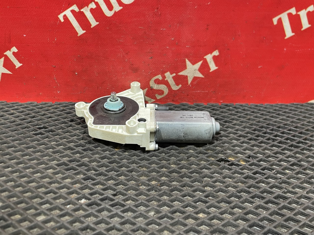 Моторчик стеклоподъемника левый 2023г.