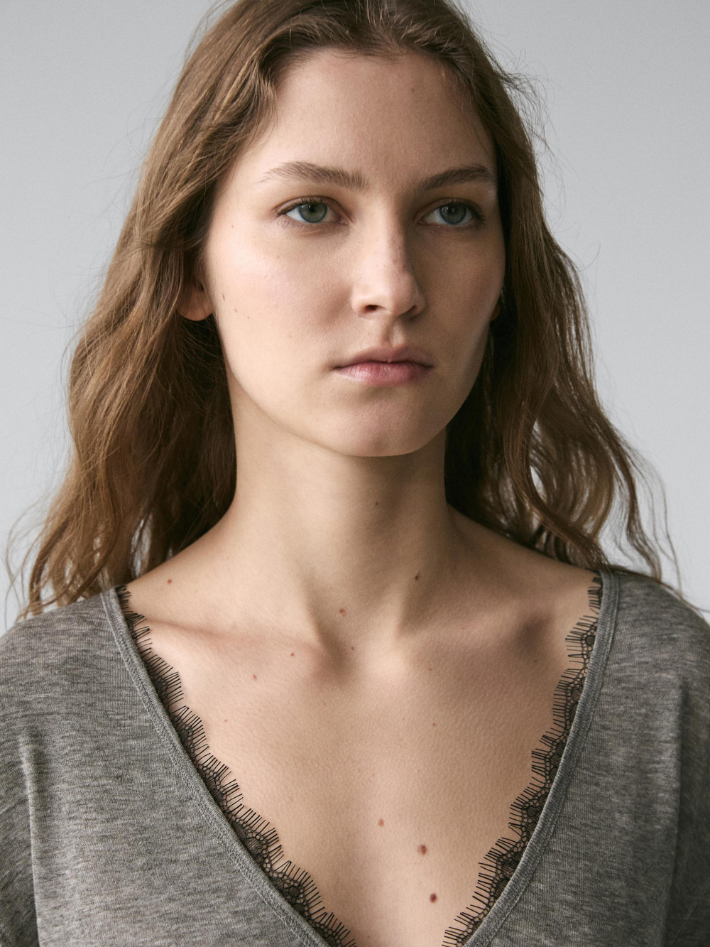 Massimo Dutti Футболка с V-образным вырезом и отделкой кружевом, серый меланж