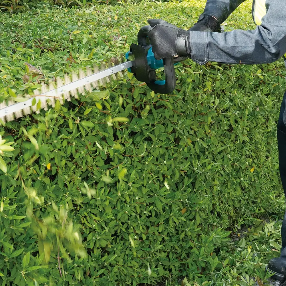 Аккумуляторный кусторез Makita UH020GZ
