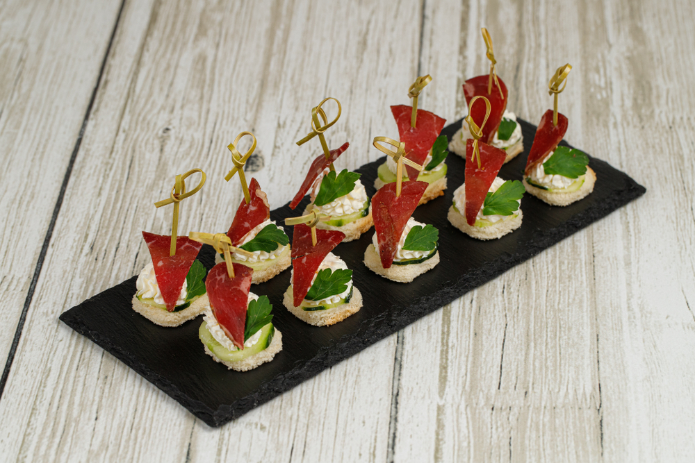 Канапе бастурма со сливочным сыром и огурцом