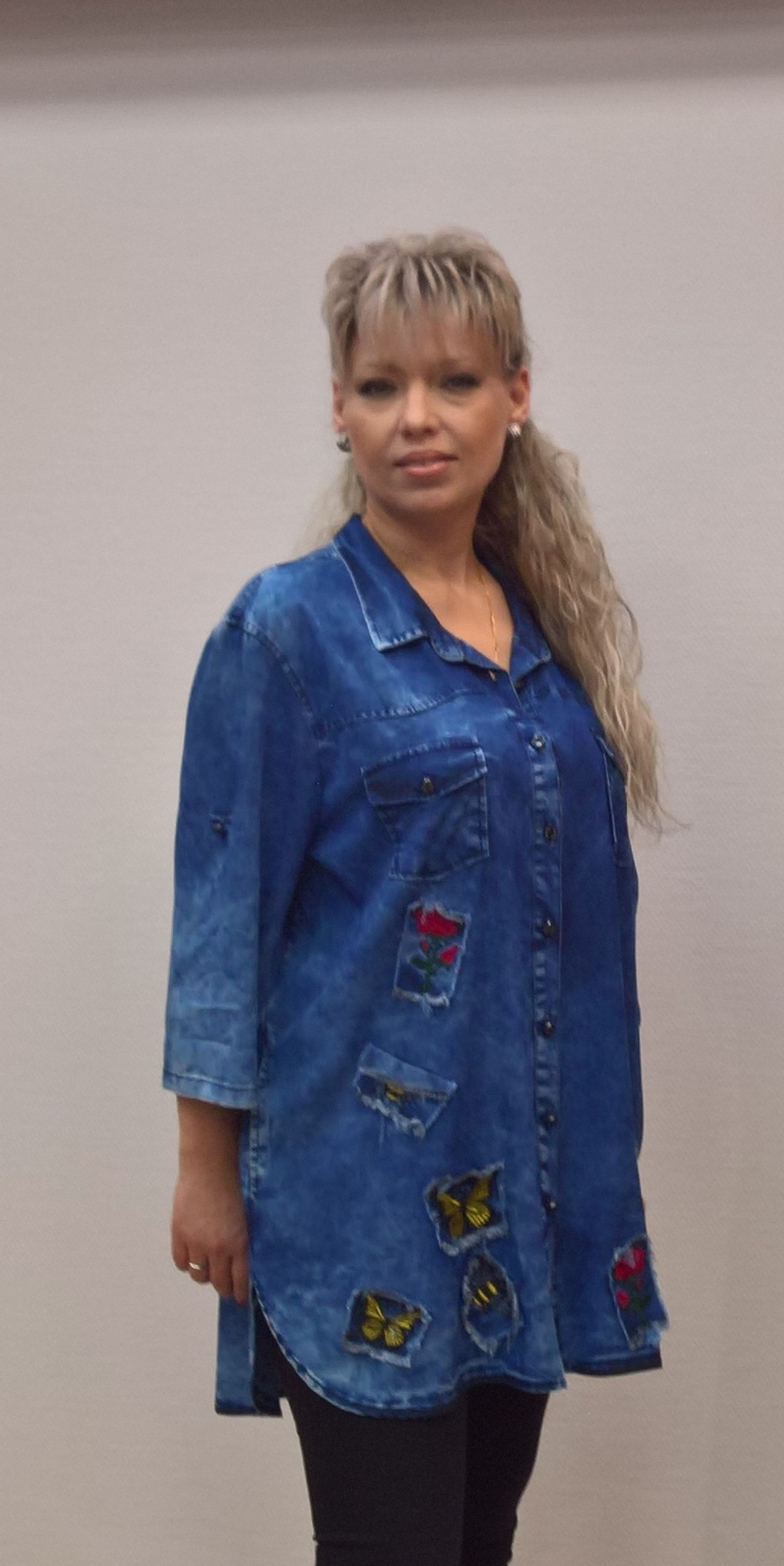 Джинсовая рубашка стрейч с цветными "заплатками"