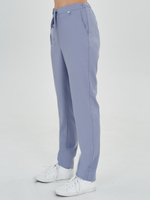 Элегантные женские брюки с двумя вместительными карманами.