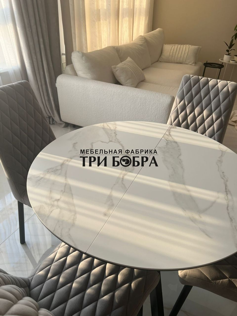Круглый раздвижной стол "Бонжур", керамогранит, белый мрамор и стулья "Бентли" серые