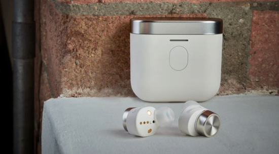 Что нужно для создания подлинно беспроводных наушников, задающих уровень отсчета для категории? Звук с высоким разрешением и кристально чистые телефонные звонки, а также первый в отрасли футляр с беспроводной ретрансляцией аудио.