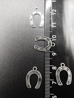 Подвески для рукоделия "Подкова" серебристые.