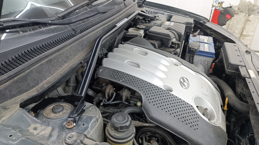 Распорка передних стоек Hyundai Santa Fe 2 с интеркулером сверху (2-го поколения) CM (ПОД ЗАКАЗ)