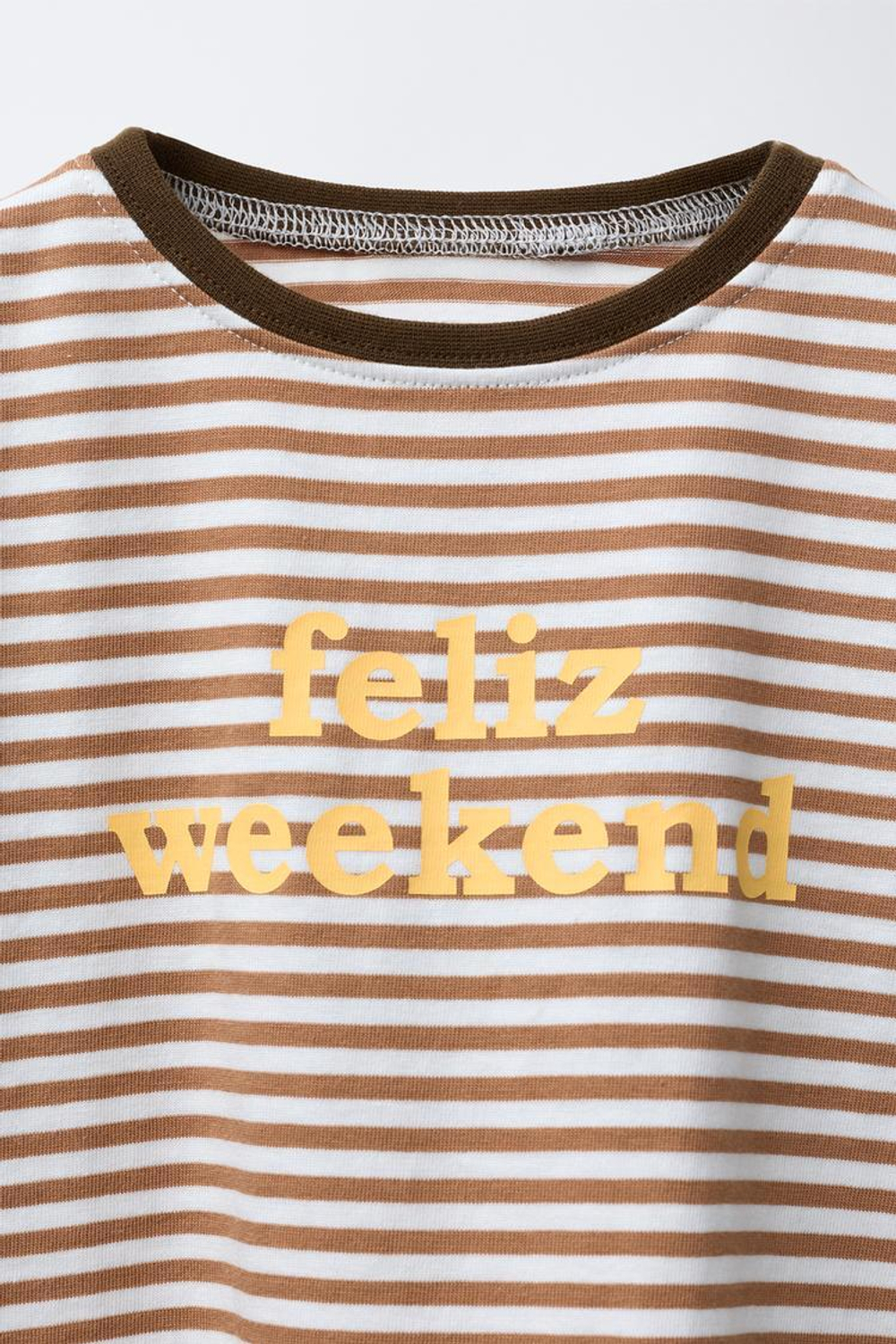 ZARA ФУТБОЛКА В ПОЛОСКУ С ТЕКСТОМ, ГОРЧИЧНЫЙ