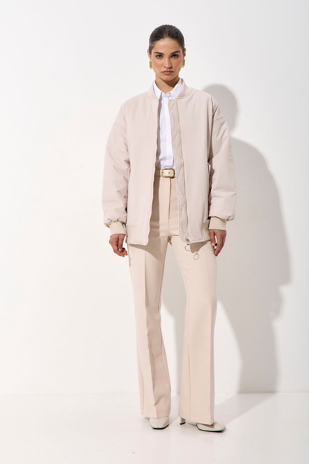 Куртка бомбер пудрово-бежевого цвета