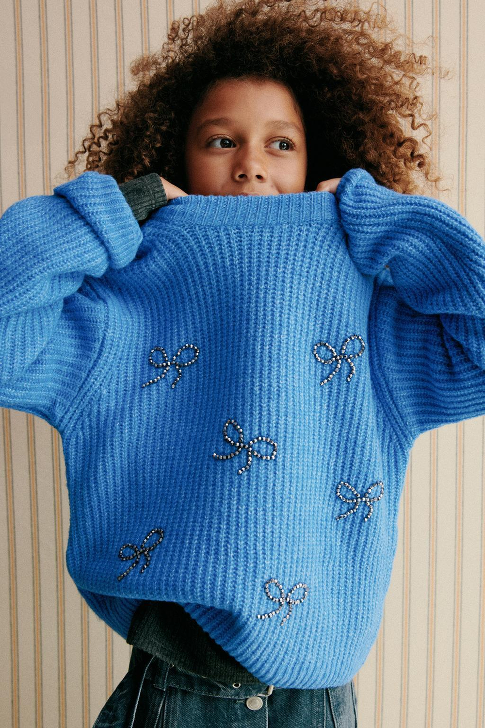 ZARA ТРИКОТАЖНЫЙ ДЖЕМПЕР С БУСИНАМИ, БАНТАМИ И БЛЕСТКАМИ, СИНИЙ