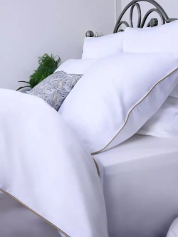 Постельное белье семейное Mollen белое с песочно-бежевым кантом