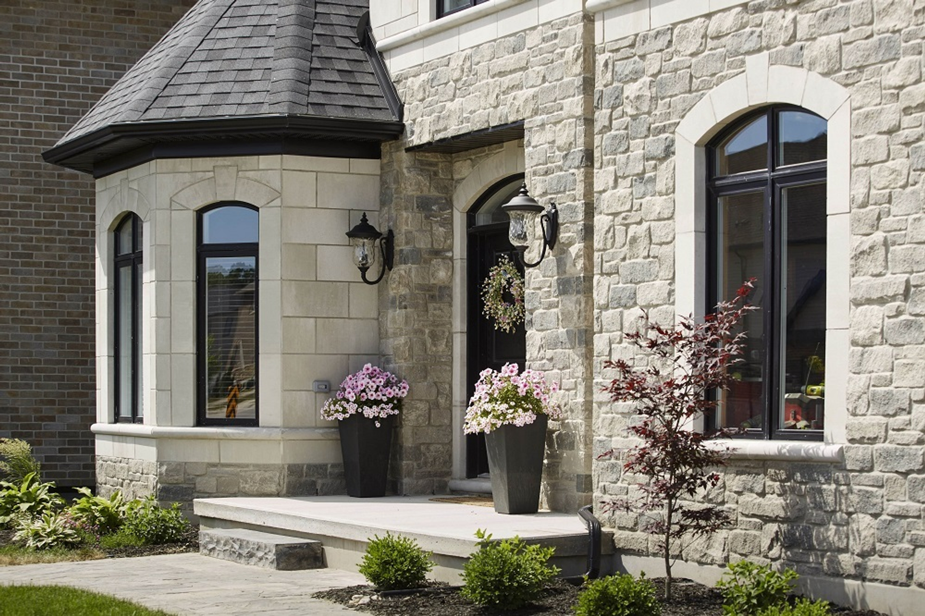 Особенности ухода за декоративным фасадным камнем