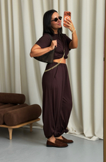 Костюм с силуэтной футболкой в шоколадном цвете