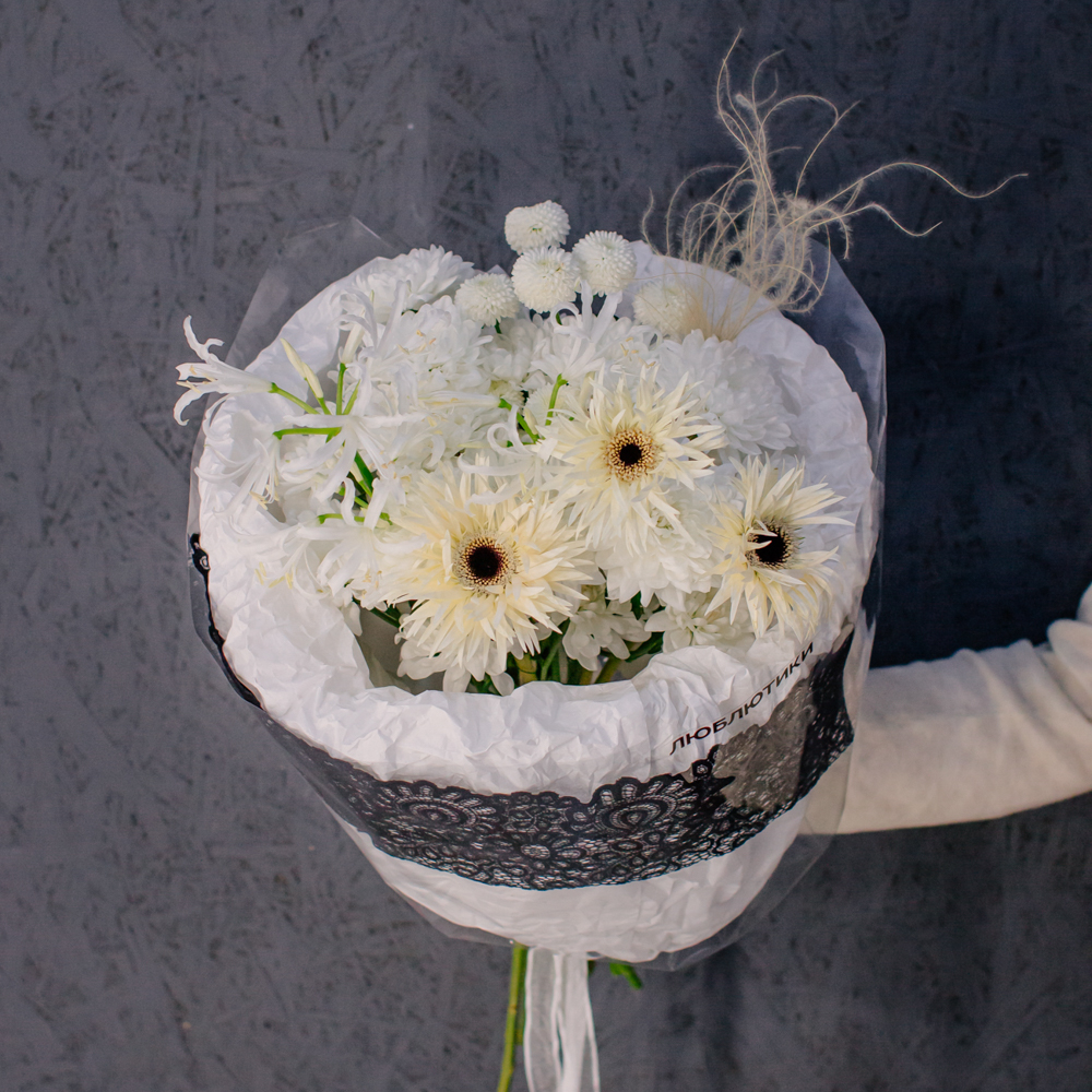 113. Кружевной белоснежный букет с выразительным акцентом