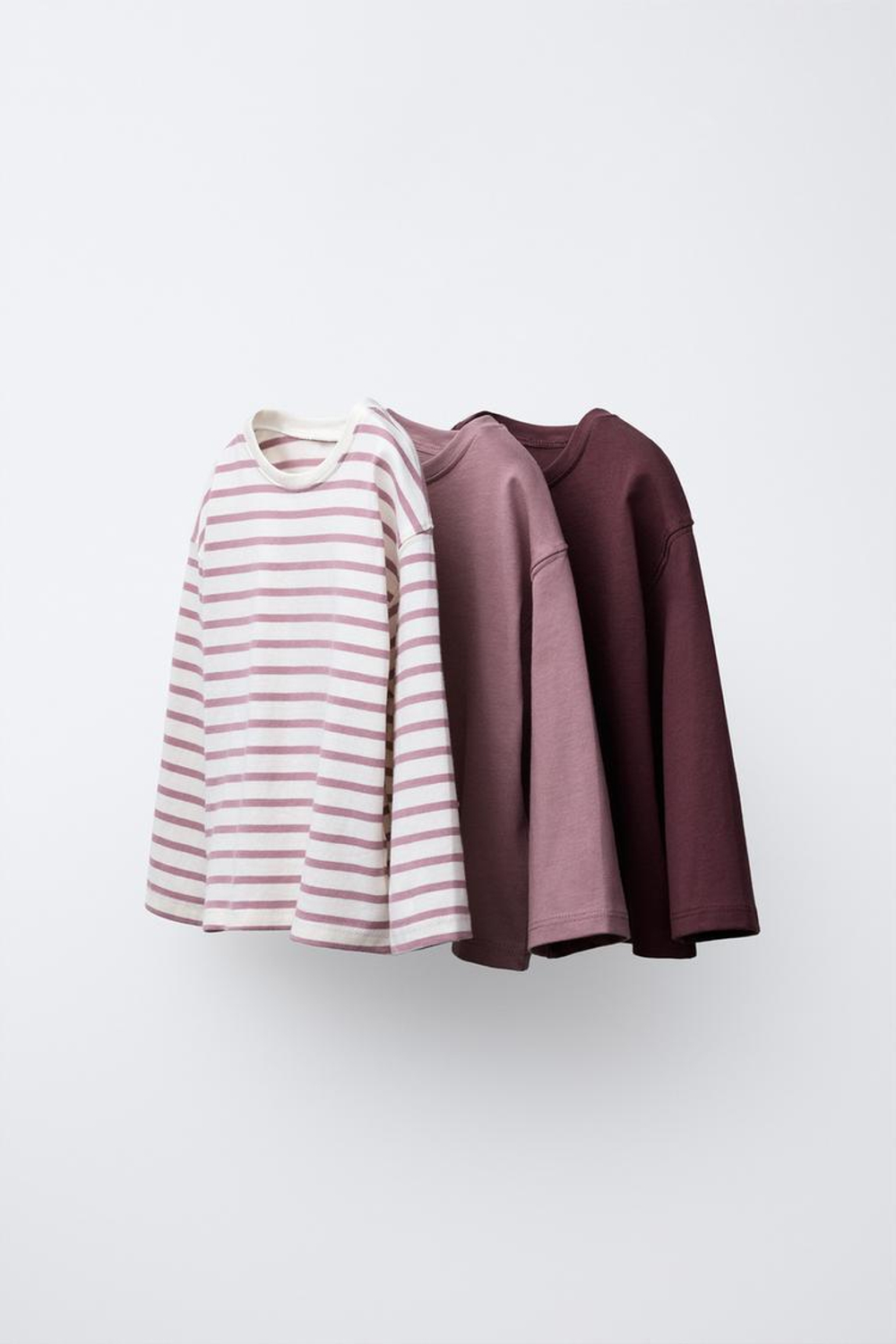 ZARA НАБОР ИЗ ТРЕХ ФУТБОЛОК С ПРИНТОМ, СЕРО-ЛИЛОВЫЙ