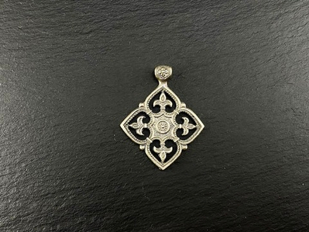 Подвеска. Четыре Лилии