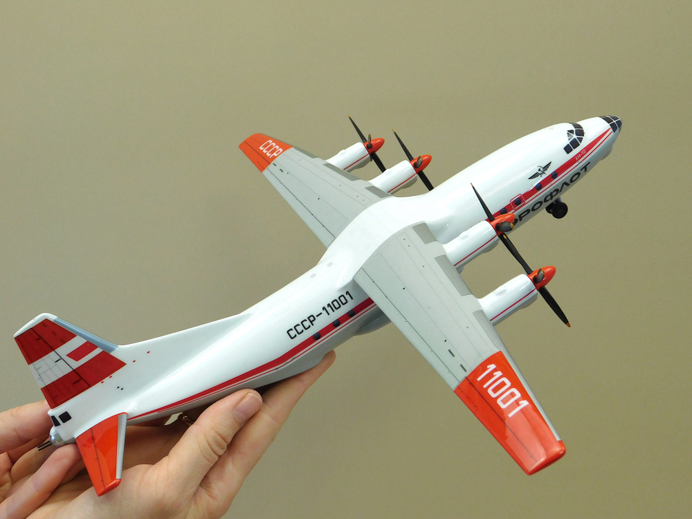 Модель самолета Ан-12 (М1:100, Аэрофлот полярный СССР-11234) с шасси
