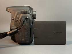 Canon 77D kit 18-55mm 3.5-5.6 IS STM 15.700 кадров